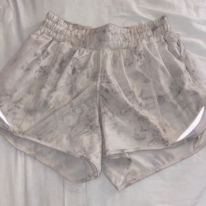 Lululemon 4 inch Hotty Hot shorts
